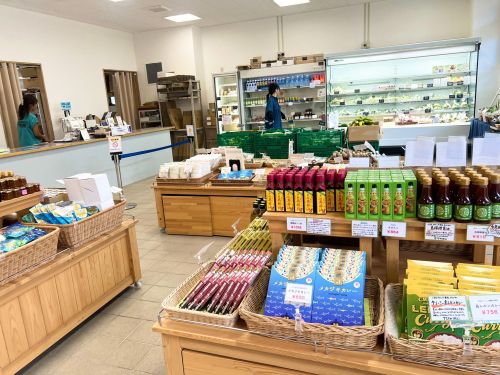 父島の直売所。島の独自の農作物やお土産を求め、たくさんの観光客の方が訪れます。