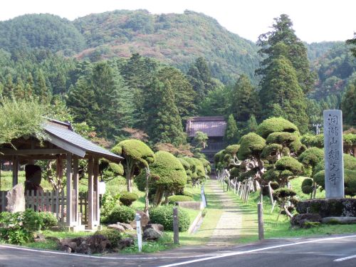 名刹總光寺と美しく立ち並ぶキノコスギ参道