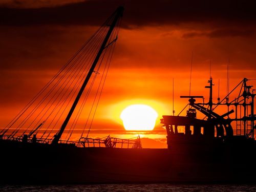 ここでしか見ることができない四角の夕日。自然のリズムと共に生きる喜びはいかが
