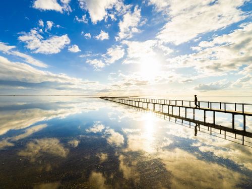 天空を映す鏡の湖。季節ごとに違った表情をのぞかせます。