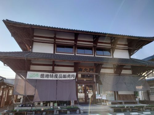お買い物は中心部にスーパーや特産品販売所が集まっています！