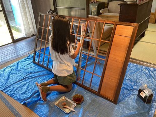 建具の柿渋塗をお手伝いに来てくれた地域の小学生。