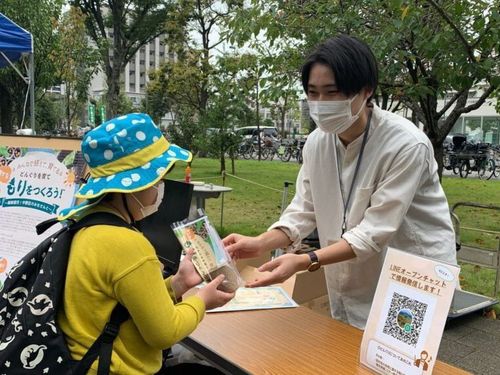 カブトムシが好きなクヌギの木のどんぐりを田村市内で集め、中野区のイベントで配布。