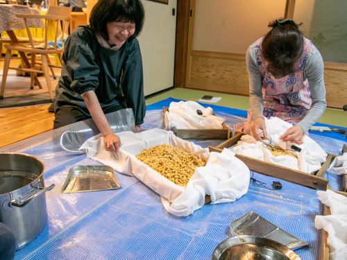 醤油の種麹菌を混ぜ合わせ室にいれていきます