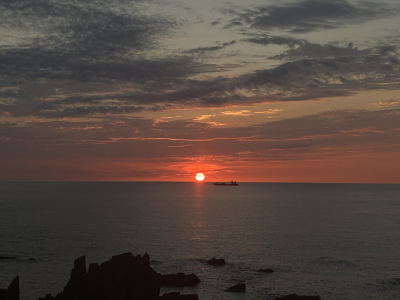 地平線に沈む夕陽、入道崎の絶景。