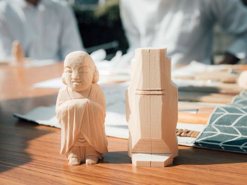見本の仏像（体験では最終の仕上げ部分を担当）
