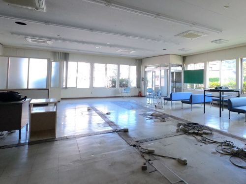 2024年2月に閉鎖された銀行跡地。残念ながらカウンターは撤去されていました…。