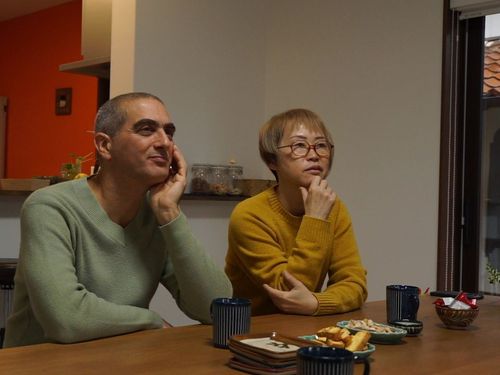 豊岡への移住について語る歳国さんご夫妻（左：バラックさん、右：真由子さん）
