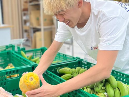 生産者から届いた農作物を一つ一つ丁寧に出荷作業をします。