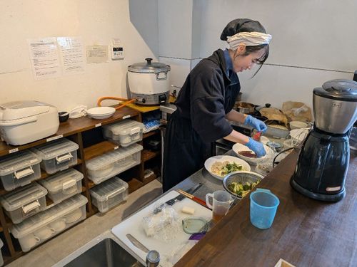 キッチン。食器や冷蔵庫、ガス窯など一通りの機材は備え付けてあります