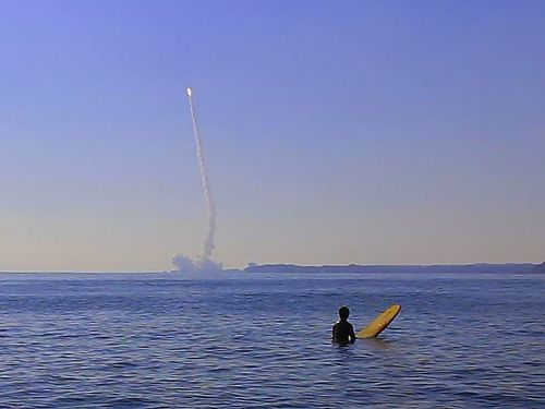 ロケットを見ながらサーフィンすることも。