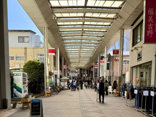 変化の始まりを感じられる商店街。毎日行っても、違う景色が見られる。
