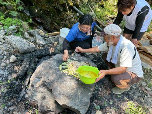 村で実施している、石焼料理の体験