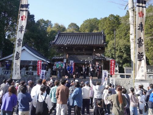 しめくくりは、約2,400個の盛大な餅まき！