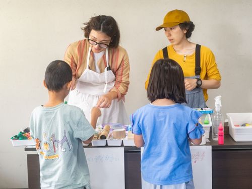 講師「つくるこつくりて」さん。伊那市で子ども向けの造形教室を運営中🎨