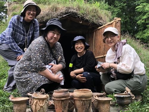 本物の土器を見ながら同じものを作ってみる