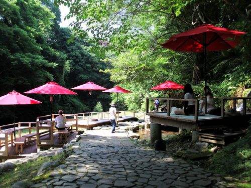 美しい渓谷の上をなぞるように、数々の旅館が営まれている温泉地「山中温泉」