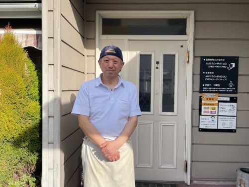 Bimiオーナーさん、お人柄あふれる素敵な笑顔！お店の前です