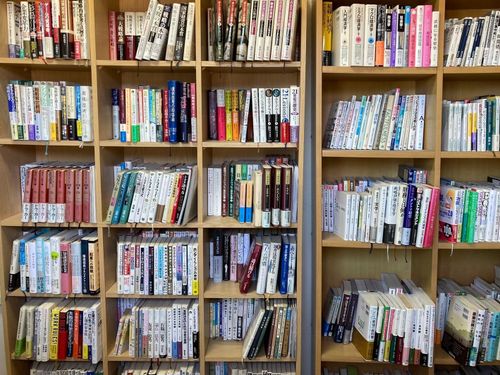 1,200冊を越える社内ライブラリ。ビジネス書から古典や小説、雑誌まで読み放題。