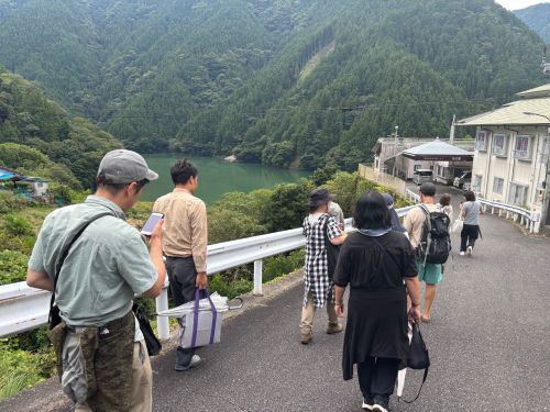 こちらも視察の様子。地域課題をどのように解決していくのか 現地で学びます。