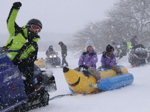 子どもに大人気、雪上バナナボート！