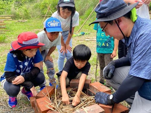 移住希望の親子向けに、地元親子と一緒に山遊びを体験するツアーを企画