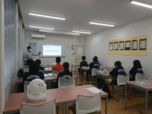 中学生は集団での授業も実施しています