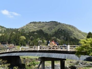多賀町栗栖調宮神社からは村の人が、お渡りを村の入り口まで太鼓で迎えに行きます。