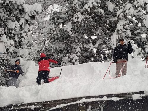 雪下ろしも大事な仕事
