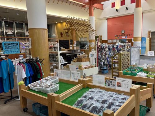 特産品が並ぶ道の駅の売り場。POP作成による訴求や、見やすい陳列も業務のうち