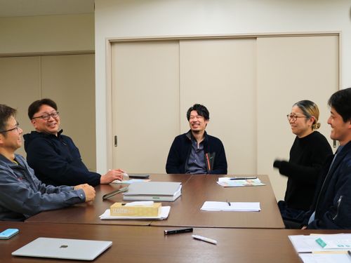 組合員と事務局職員（中央）