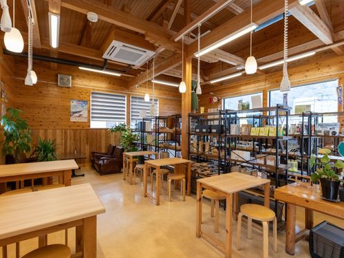 三好市中心部にあるアンテナショップ「お土産・Cafe くくる」を運営しています。