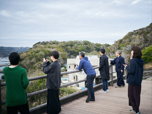 ひな祭りの時期には、たくさんの雛人形が並びます