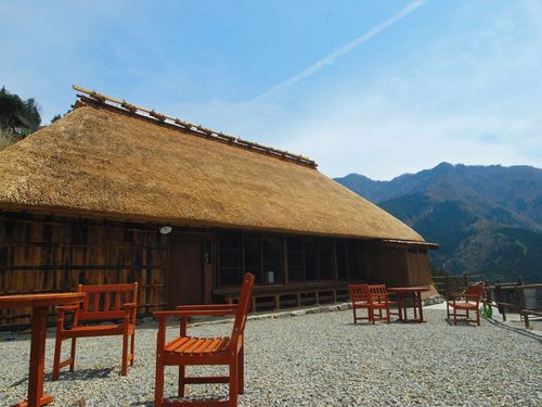桃源郷祖谷の山里“談山”。重伝建に指定されている落合集落に8棟の古民家宿を運営。