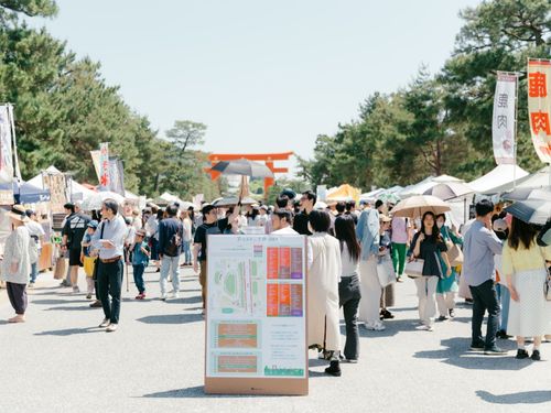会場内には100を超えるブースが並び、京都の魅力的な人たちが集います