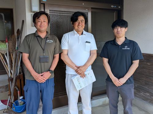 活動をサポートする（左から）経済課 三好さん・友創舎 田原さん・経済課 谷さん