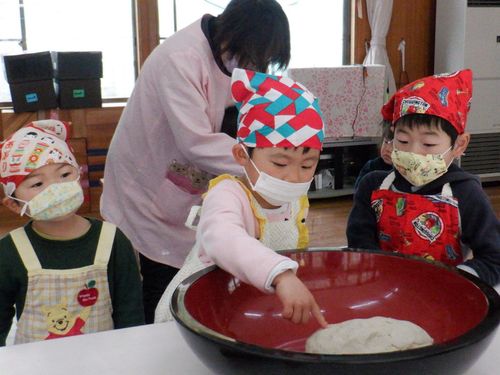 冬には地元のそば名人指導のもと、そば打ちにもチャレンジします！