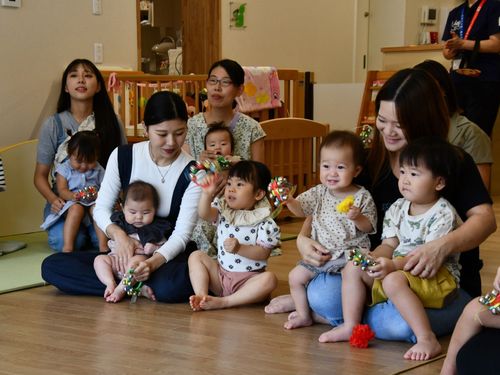 令和7年に新しくなった子育て支援センター。市内から多数の親子が集まります。