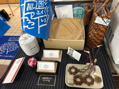 駅の構内の売店には手作りのマタタビ細工など工芸品などの販売もしています。