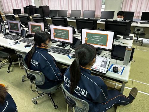 スマホ相談会に向けて、子どもたちと一緒に事前準備を行います