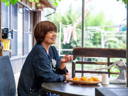 農家民宿でみんなの家の永吉さん　みかんの収穫体験には500人近くの人が訪れます。
