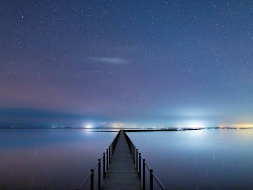 星降る夜の静寂。長い桟橋を歩けば、宇宙と一体になれる感覚