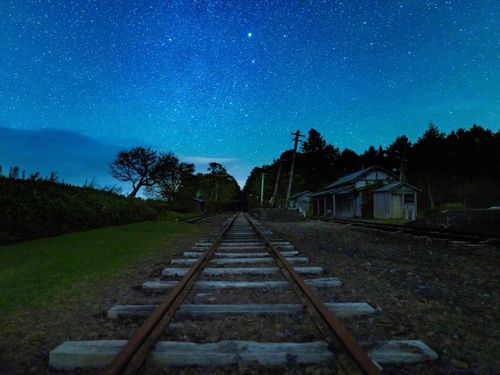 線路の先に広がる無限の星空が、新しい人生の可能性のようです。
