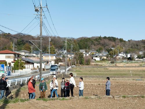 移住者として田んぼづくりを実践する遠藤千世さんの畑を見学