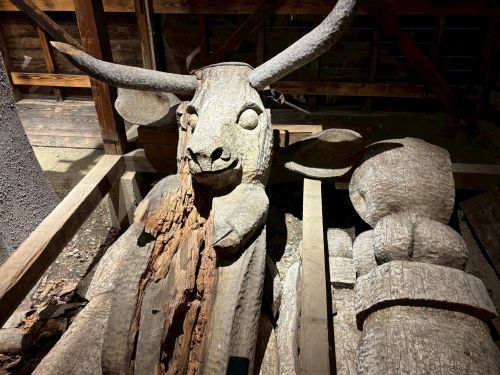 エコミュージアムの展示室「トーテムポールの木霊」にあるオトイネップタワーの一部分