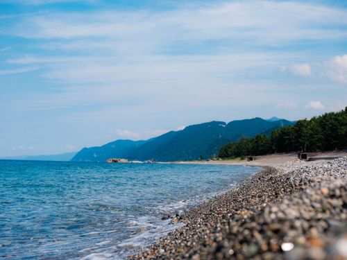 「日本の渚百選」「快水浴場百選」に選ばれた、エメラルドグリーンが美しいヒスイ海岸