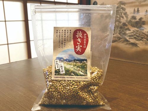 ご飯に混ぜて炊いた「伊吹在来そばの抜き実」