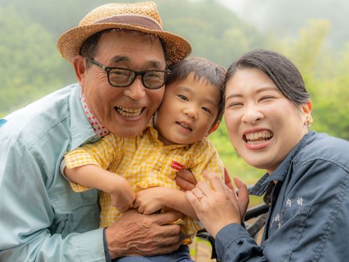 協力隊経験者の内村さん（右）ファミリー。結婚・定住し、子育てと地域活動に大忙し！