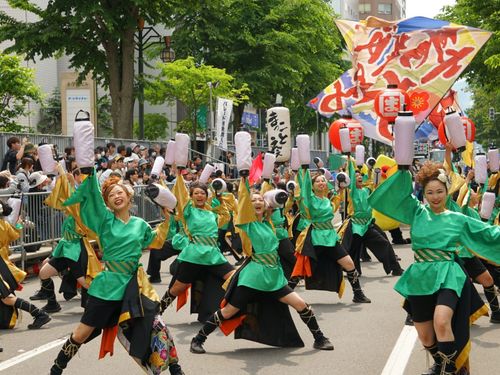 お祭りに沸く街も、私たちが守る"当たり前"の一つです。