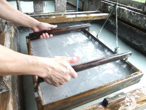 江戸時代から受け継がれる手漉き和紙工房・筑前秋月和紙処
